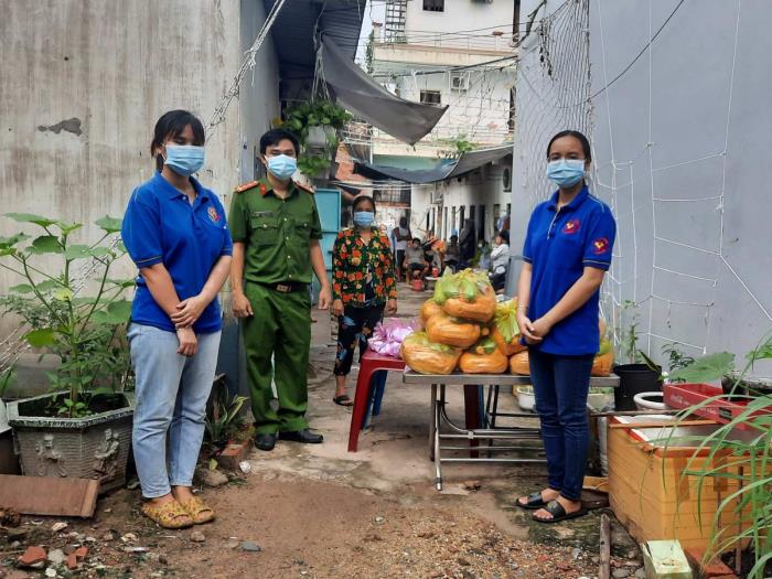 Trao quà cho người dân ở đường 128, P.Phước Long A, TP.Thủ Đức, TP.Hồ Chí Minh (ngày 13/09/2021)